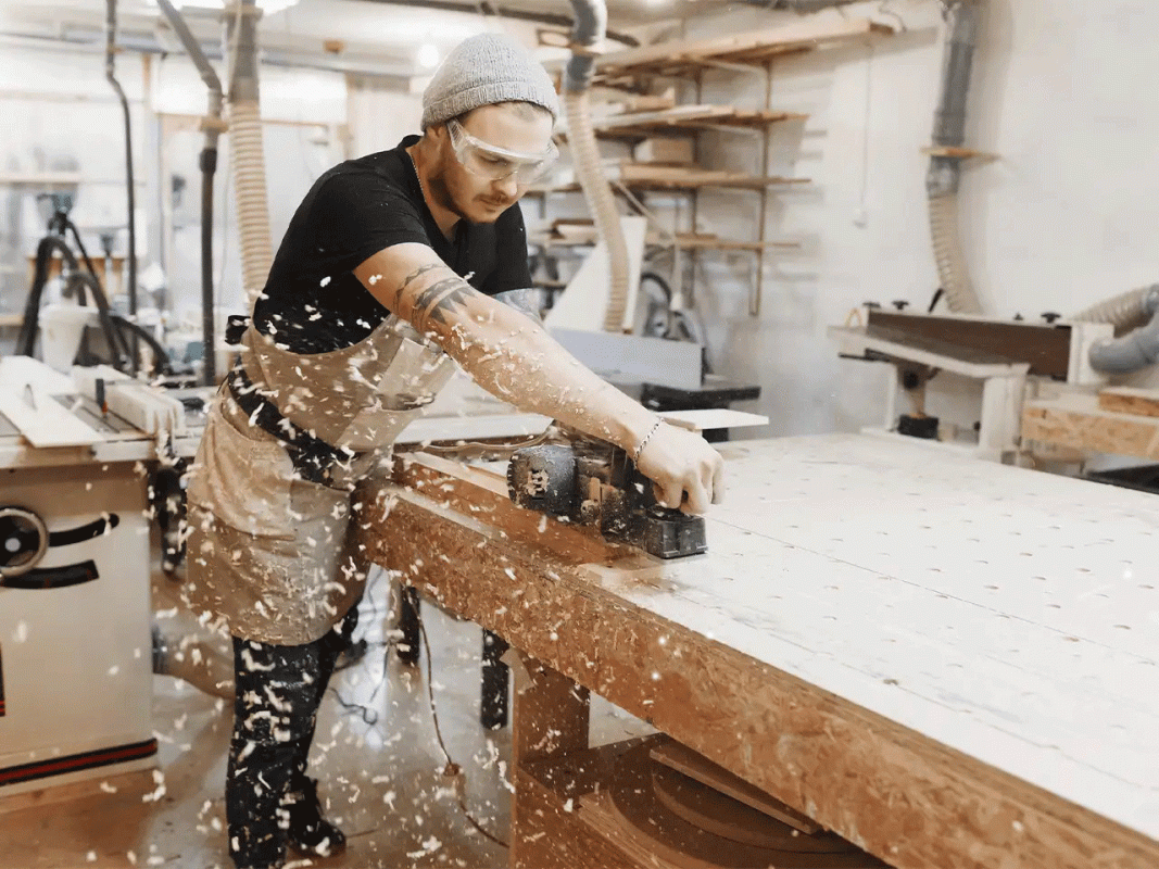 Carpentry workshop ventilation with suction